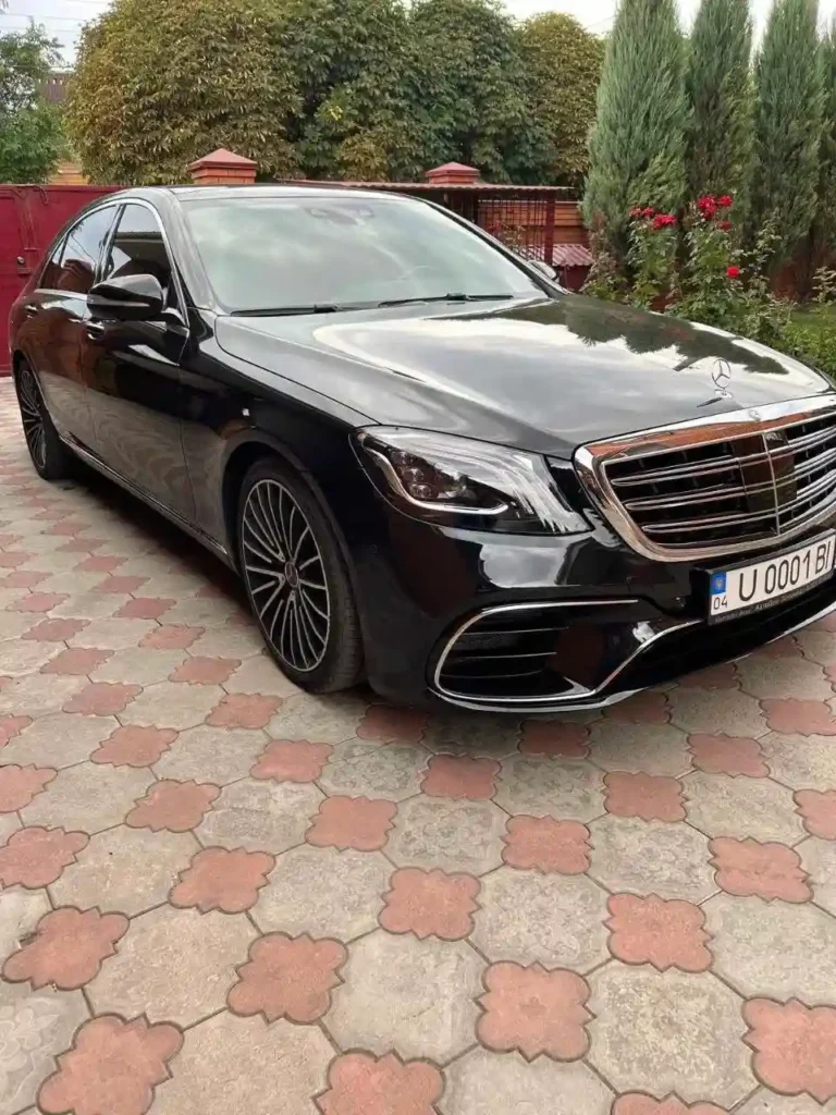 Mercedes Benz S-класу припаркований біля будинку - трансфер Львів Київ