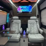 VIP інтер'єр мікроавтобуса зі шкіряними сидіннями для трансферу Одеса Кишинів