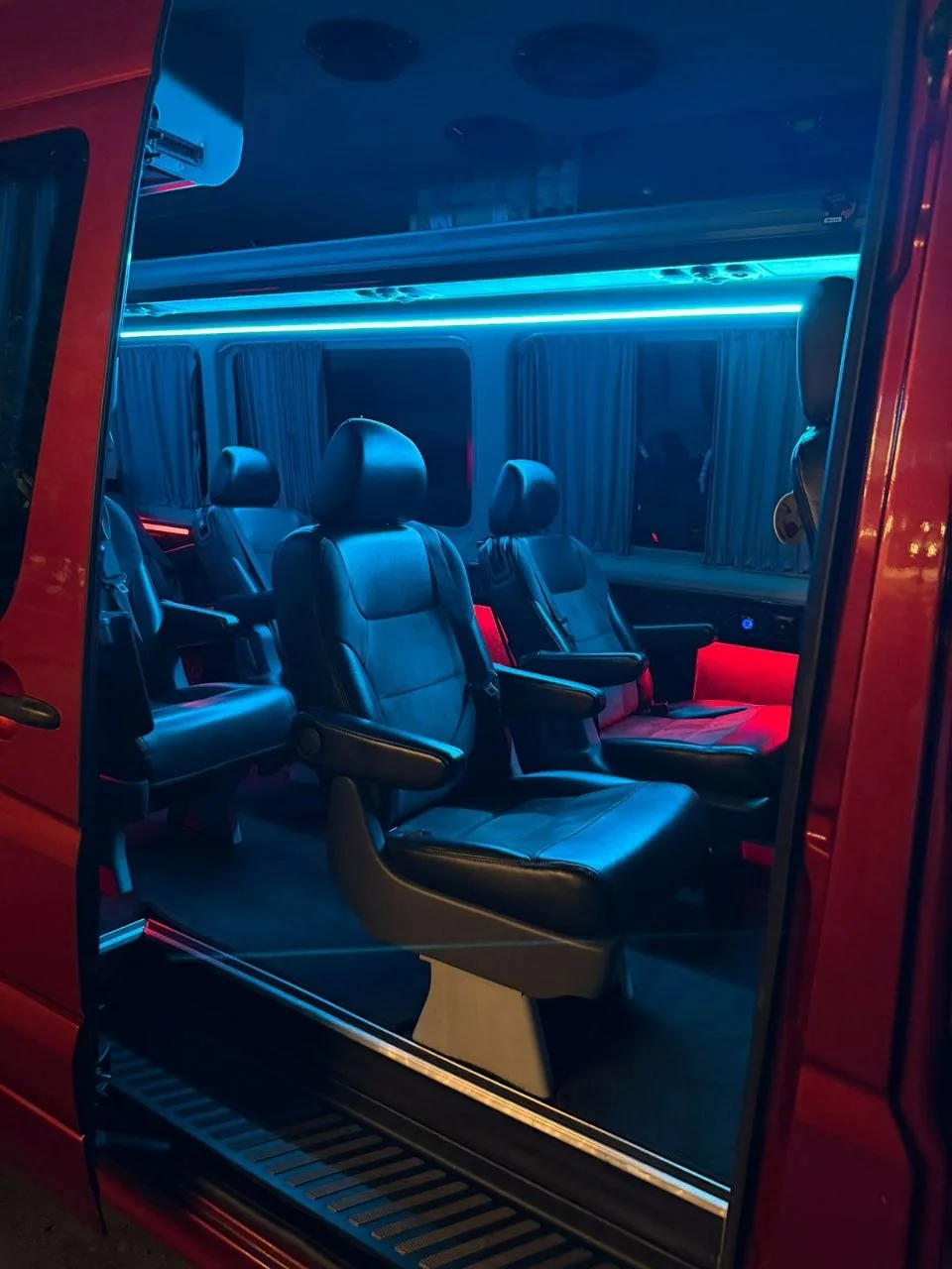 Комфортний пасажирський салон Mercedes Benz Sprinter