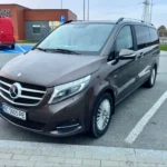 Mercedes Benz припаркований на вулиці