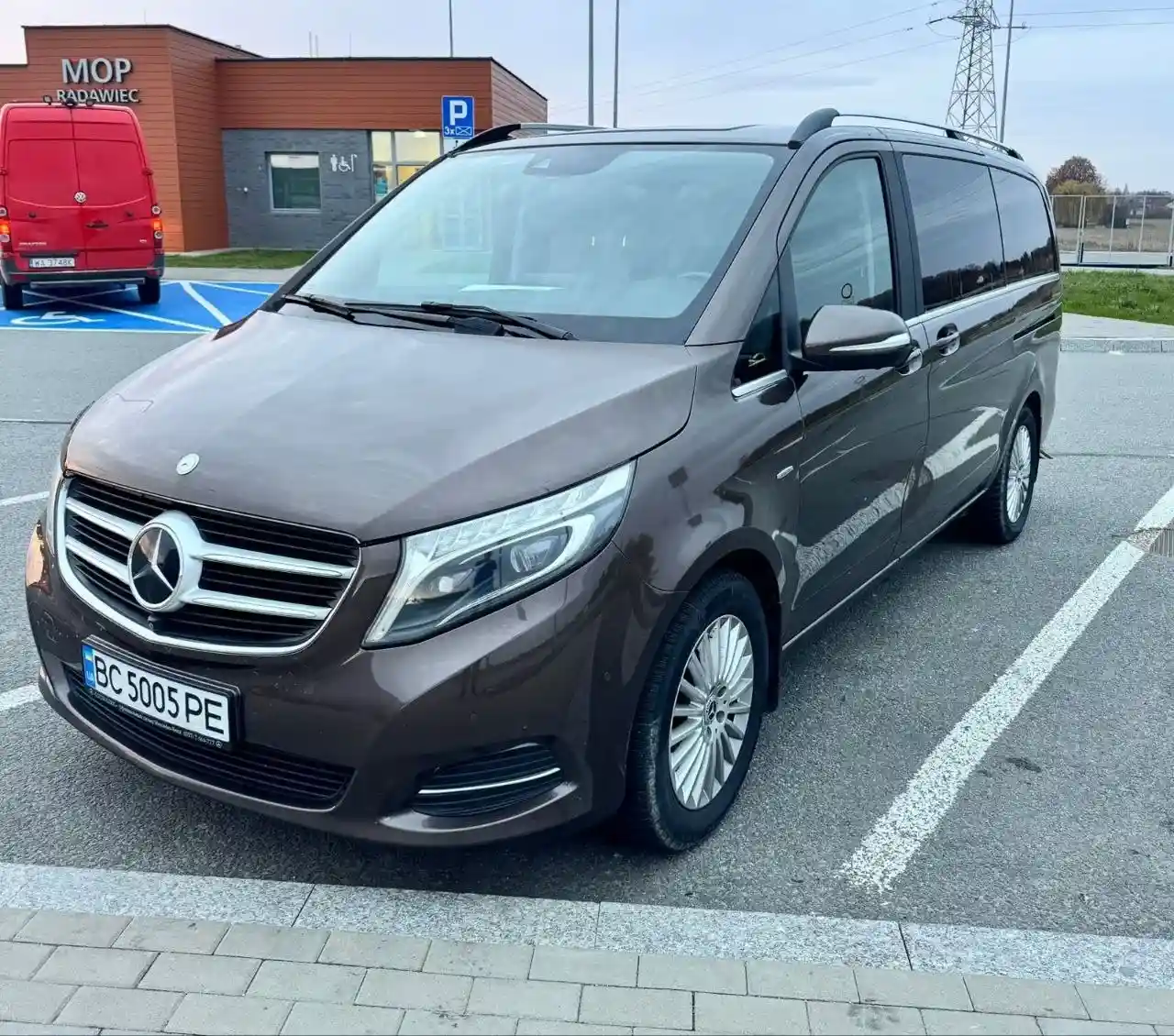 Mercedes Benz припаркований на вулиці