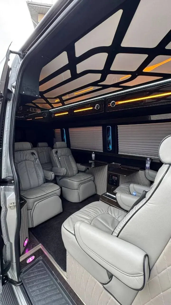 Інтер'єр всередині Mercedes Benz Sprinter для трансферу до Кишинева