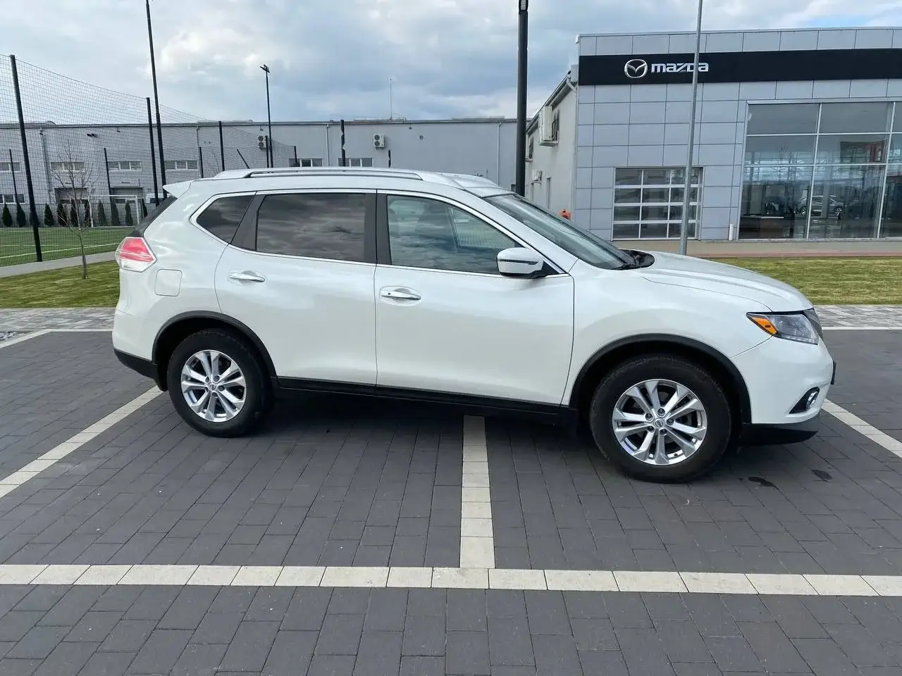 Бокова демонстрація Nissan Rogue