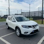 Nissan Rogue припаркований на асфальтованій ділянці - таксі Львів Варшава