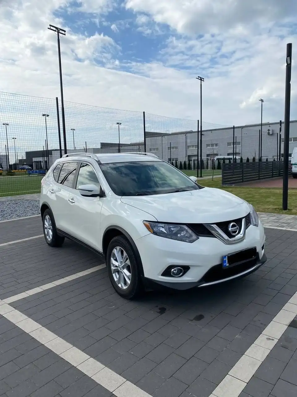 Nissan Rogue припаркований на асфальтованій ділянці - таксі Львів Варшава