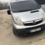 Мікроавтобус Opel Vivaro запаркований на вулиці для трансферу до Кракова