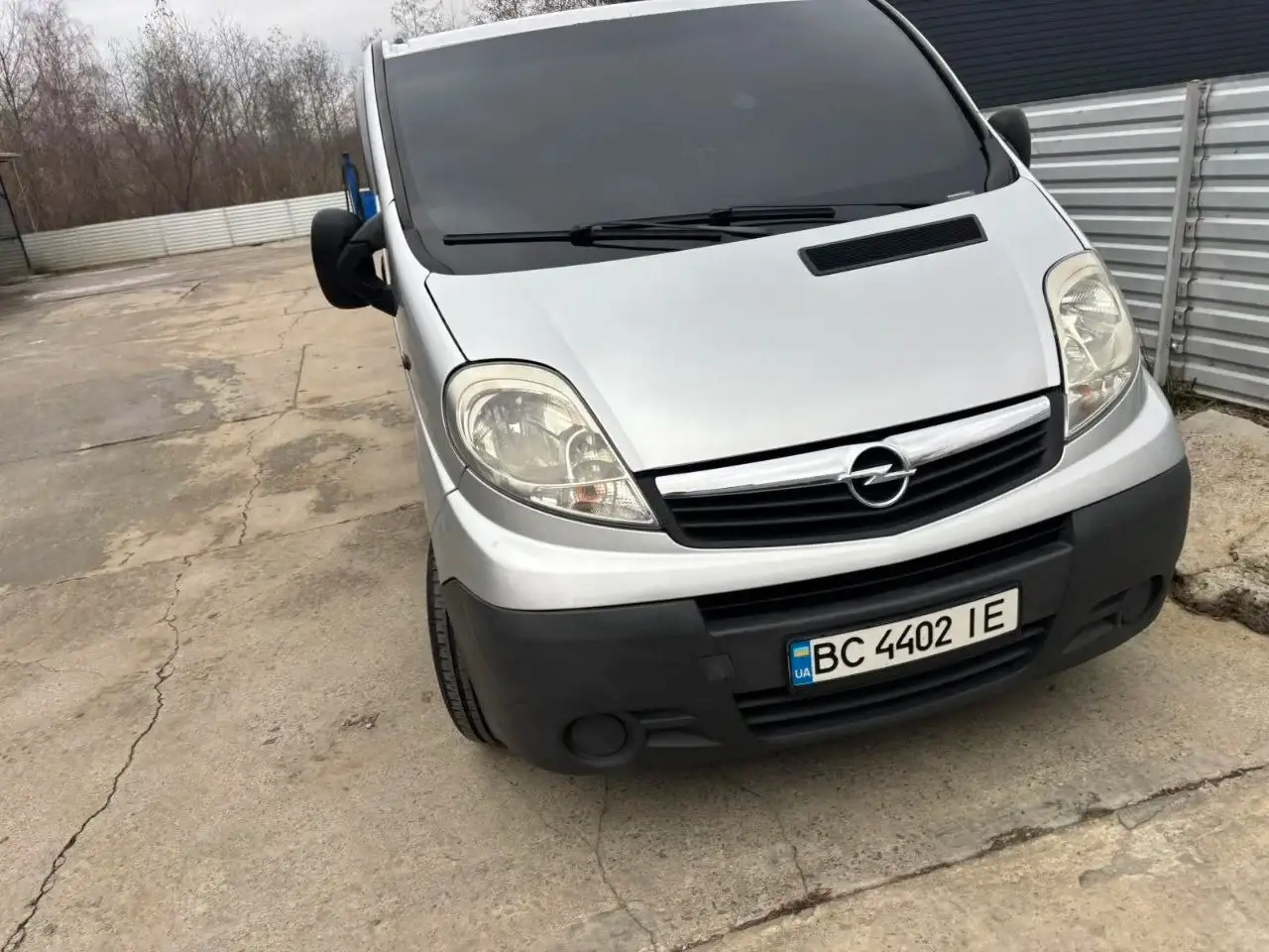 Мікроавтобус Opel Vivaro запаркований на вулиці для трансферу до Кракова