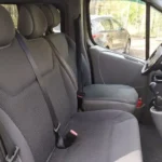 Тканинні сидіння всередині салону автобуса