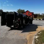 Чорний фургон Renault Trafic з усіма відкритими дверима