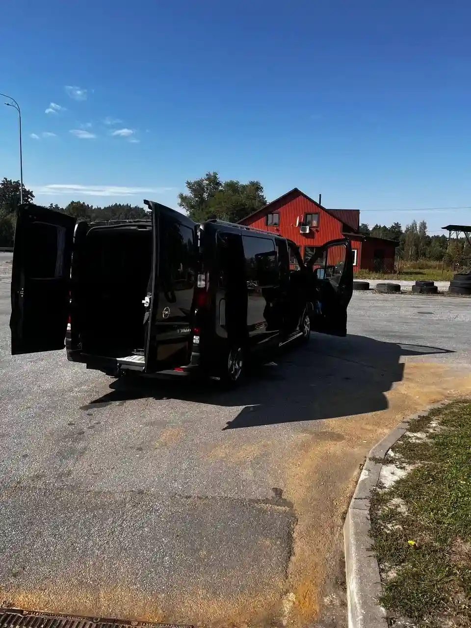 Чорний фургон Renault Trafic з усіма відкритими дверима