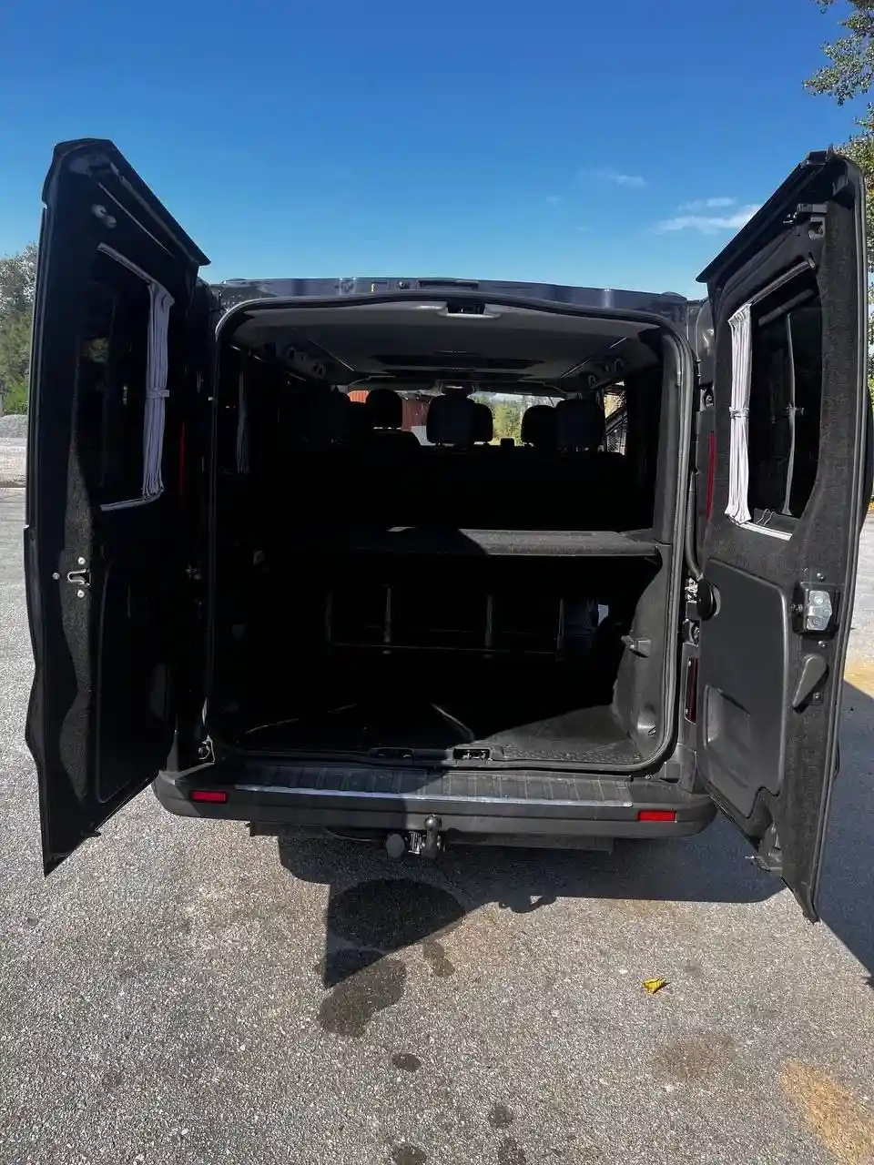 Renault Trafic з відкритими задніми дверима