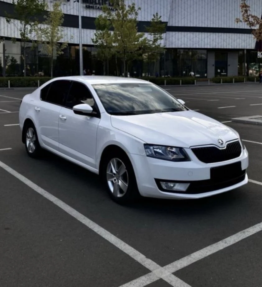Седан Skoda Octavia для трансферу Львів Варшава