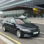 Skoda Superb Combi на фоні індустріального пейзажу