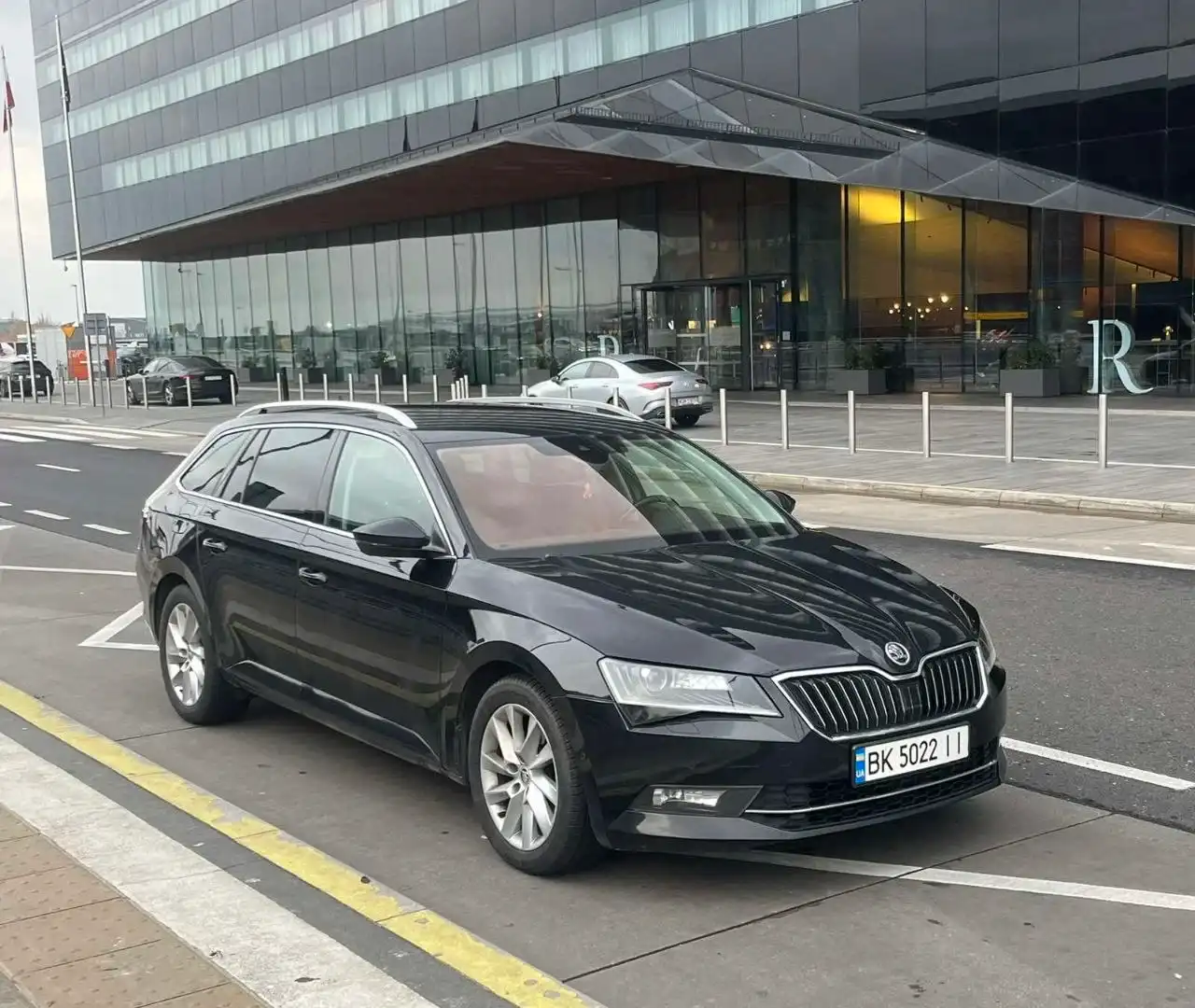 Skoda Superb Combi на фоні індустріального пейзажу