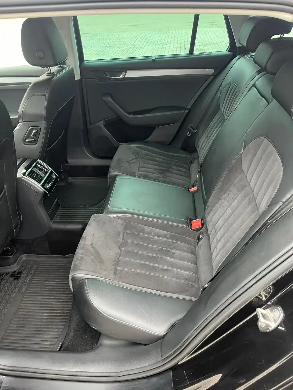 Інтер'єр всередині Skoda Superb Combi