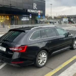 Skoda Superb на міській вулиці