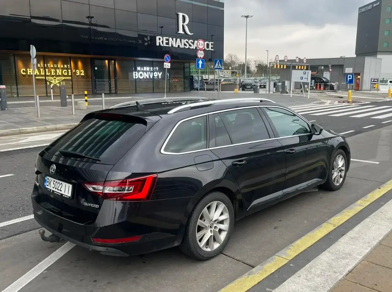 Skoda Superb на міській вулиці