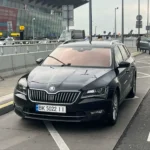 Skoda Superb припаркована на міській вулиці