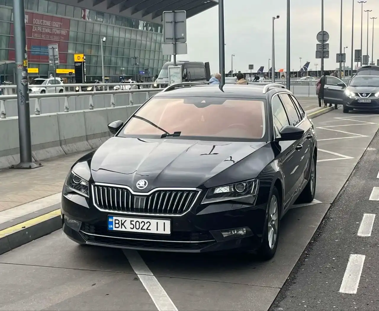 Skoda Superb припаркована на міській вулиці