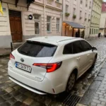 Припаркований на міській вулиці седан - трансфер Львів Краків