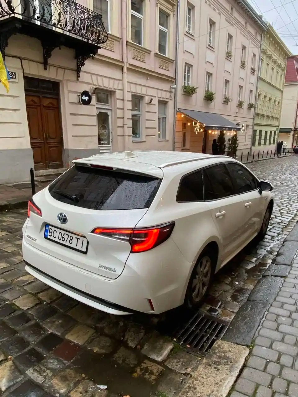 Припаркований на міській вулиці седан - трансфер Львів Краків