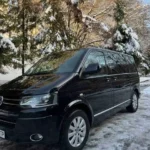 Volkswagen Multivan на засніженій вулиці - трансфер Львів Краків