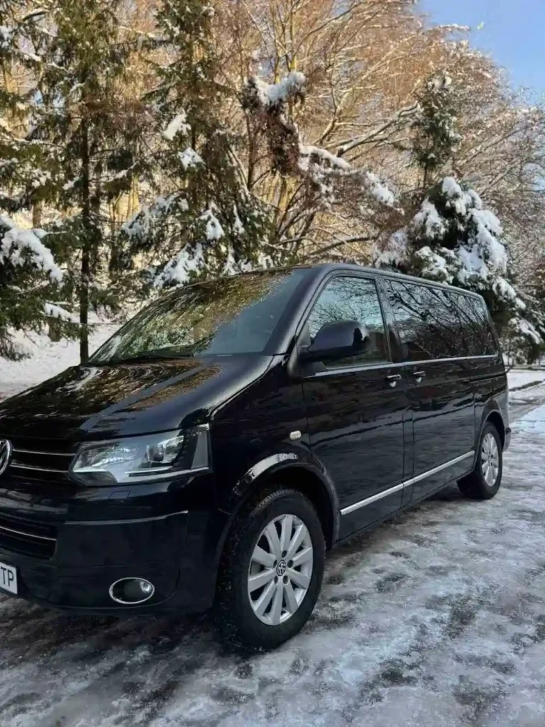 Volkswagen Multivan на засніженій вулиці - трансфер Львів Краків