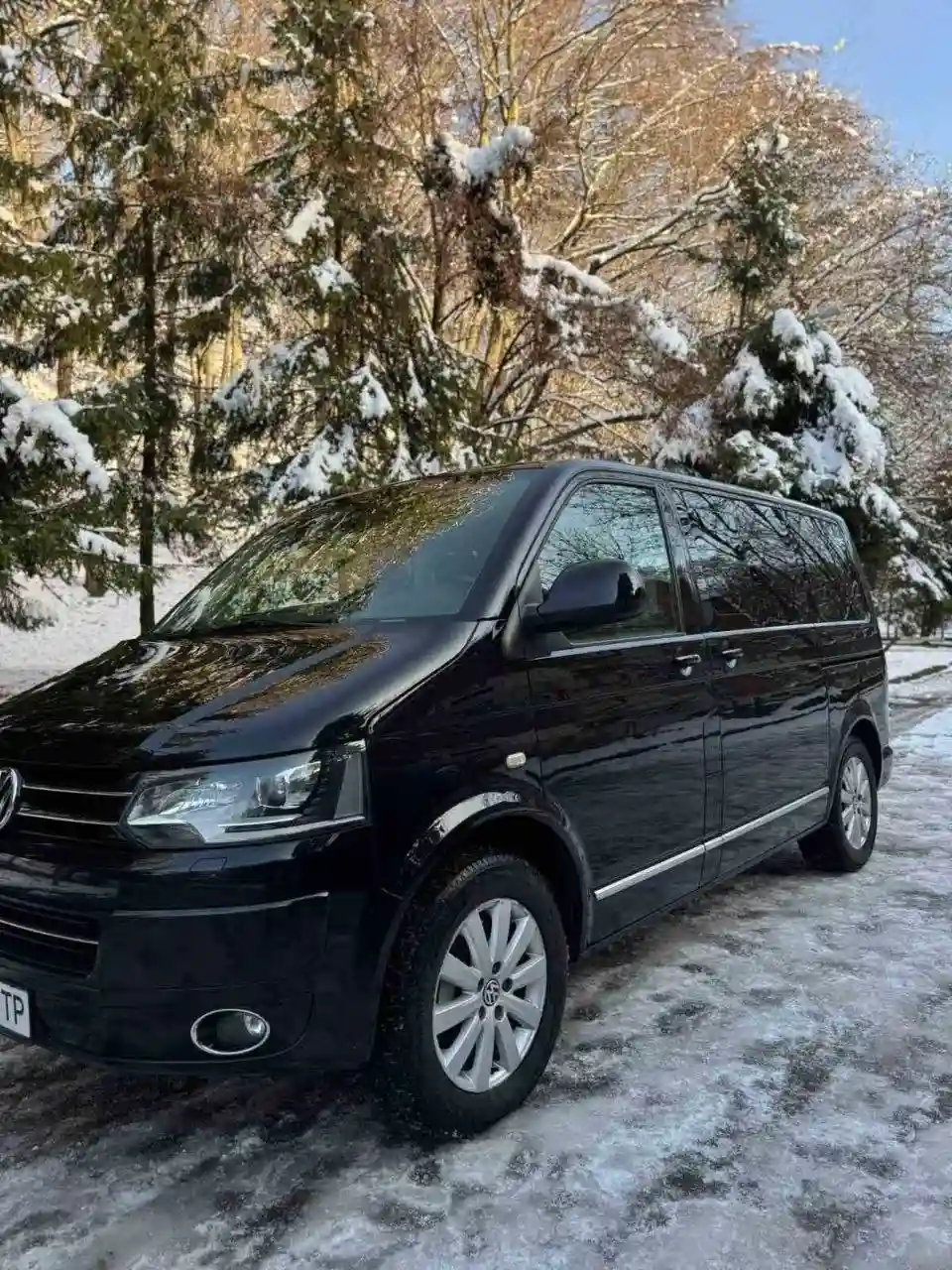 Volkswagen Multivan на засніженій вулиці - трансфер Львів Краків