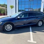 Боковий вигляд Volkswagen Passat на паркувальному місці
