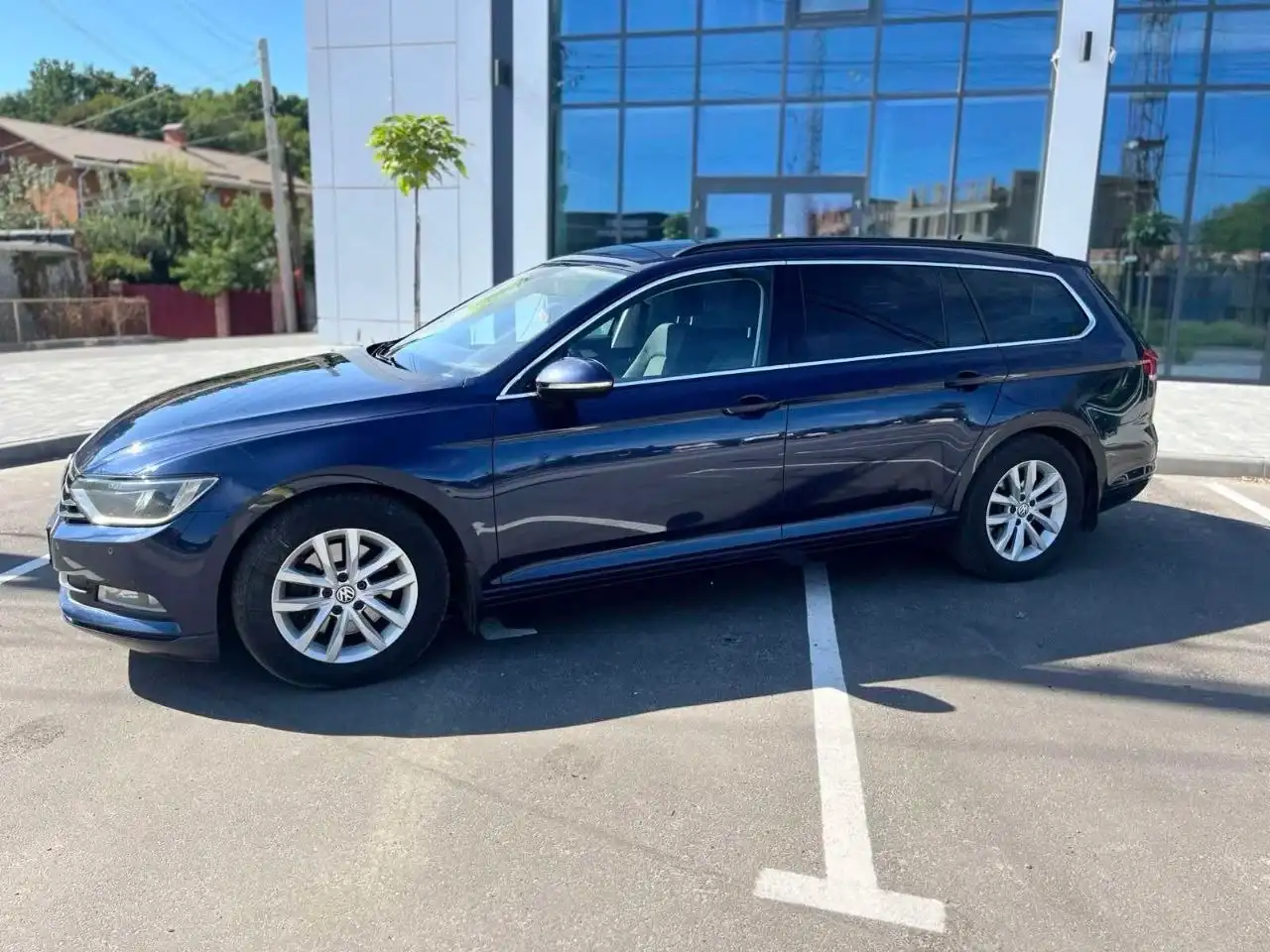 Боковий вигляд Volkswagen Passat на паркувальному місці