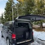 чорний мінівен Volkswagen з багажником для трансферу Київ Бориспіль