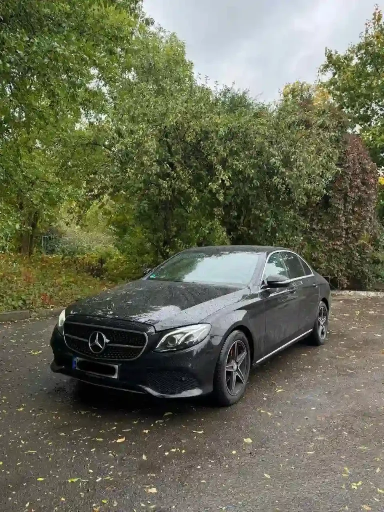 чорний седан Mercedes для трансферу Київ Бориспіль
