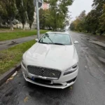 світлий седан Lincoln для трансферу Київ Краків