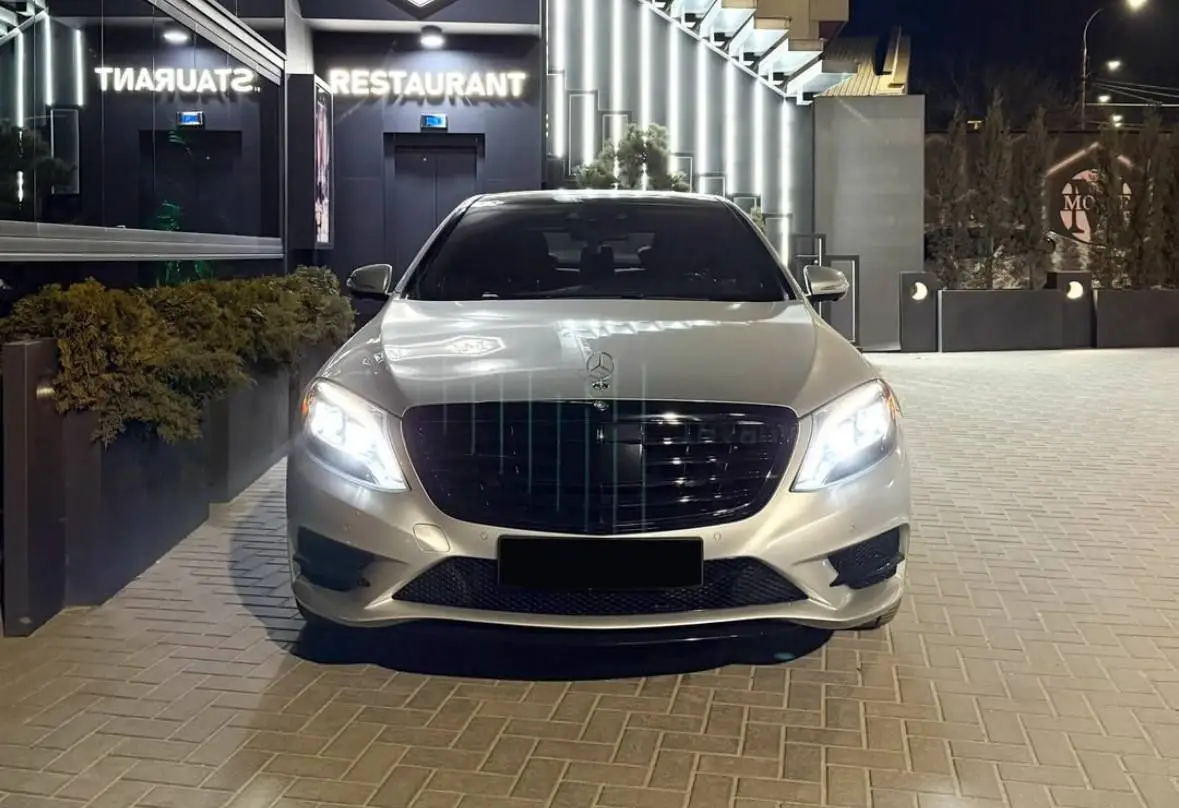 сріблястий Mercedes S-класу для трансферу Київ Краків