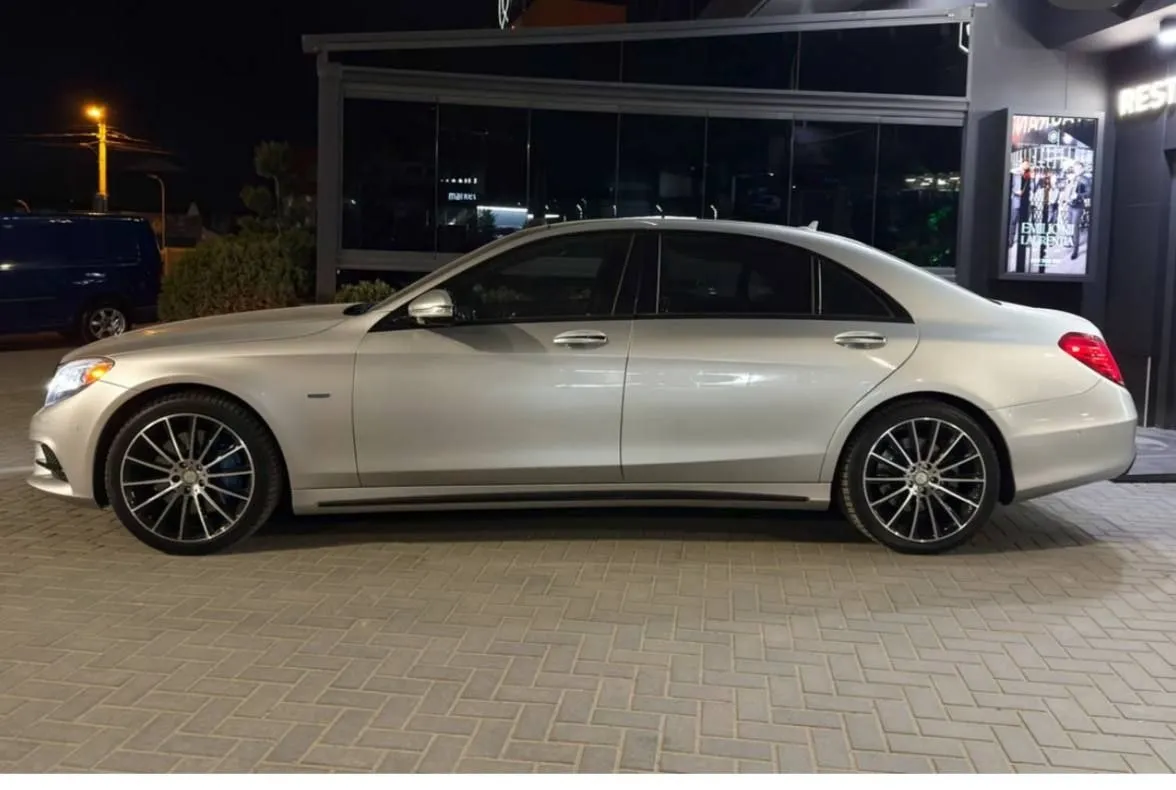 сріблястий седан Mercedes для трансферу Київ Краків