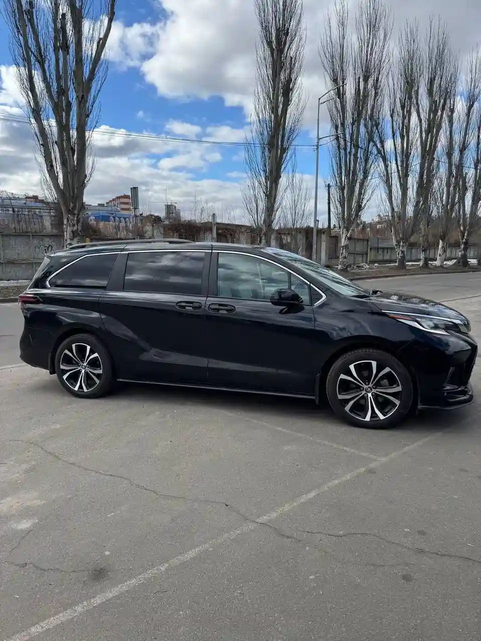 чорний мінівен Toyota Sienna для трансферу Київ Краків