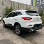 білий кросовер Renault Kadjar збоку ззаду для трансферу Київ Рівне