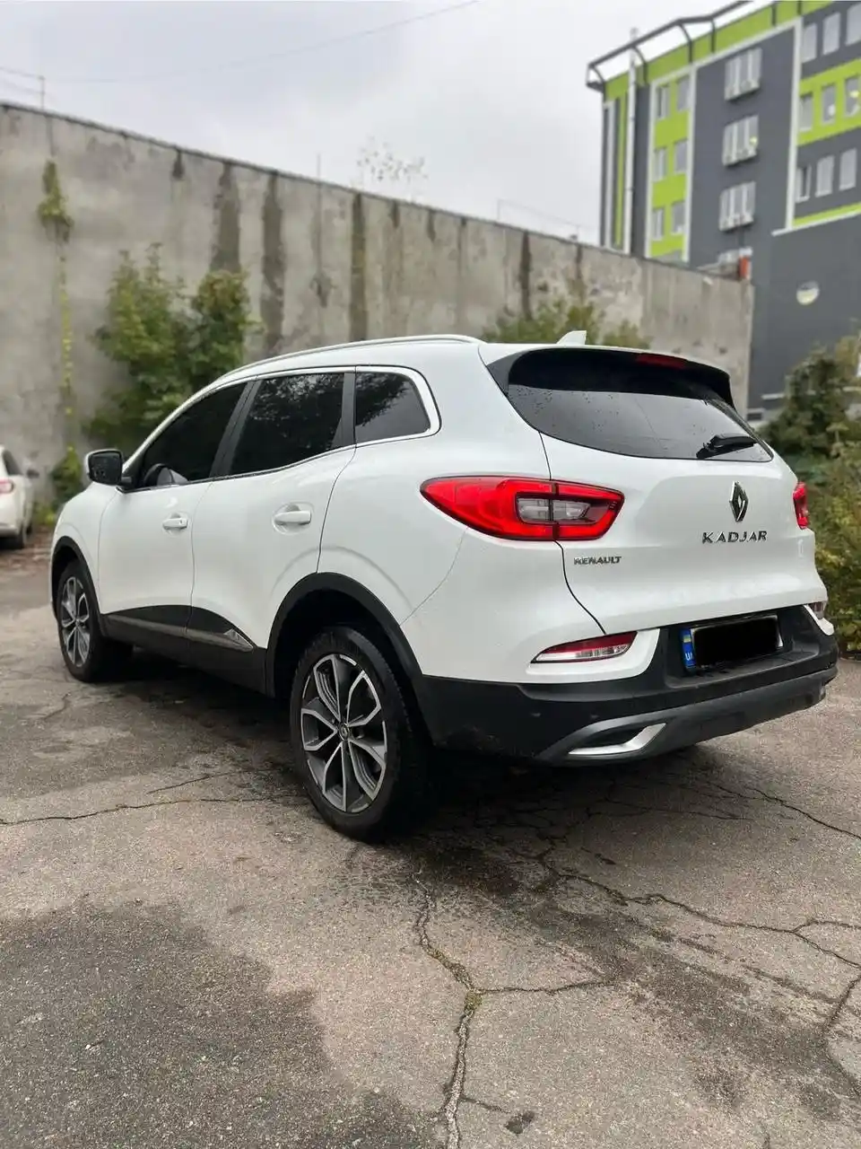 білий кросовер Renault Kadjar збоку ззаду для трансферу Київ Рівне