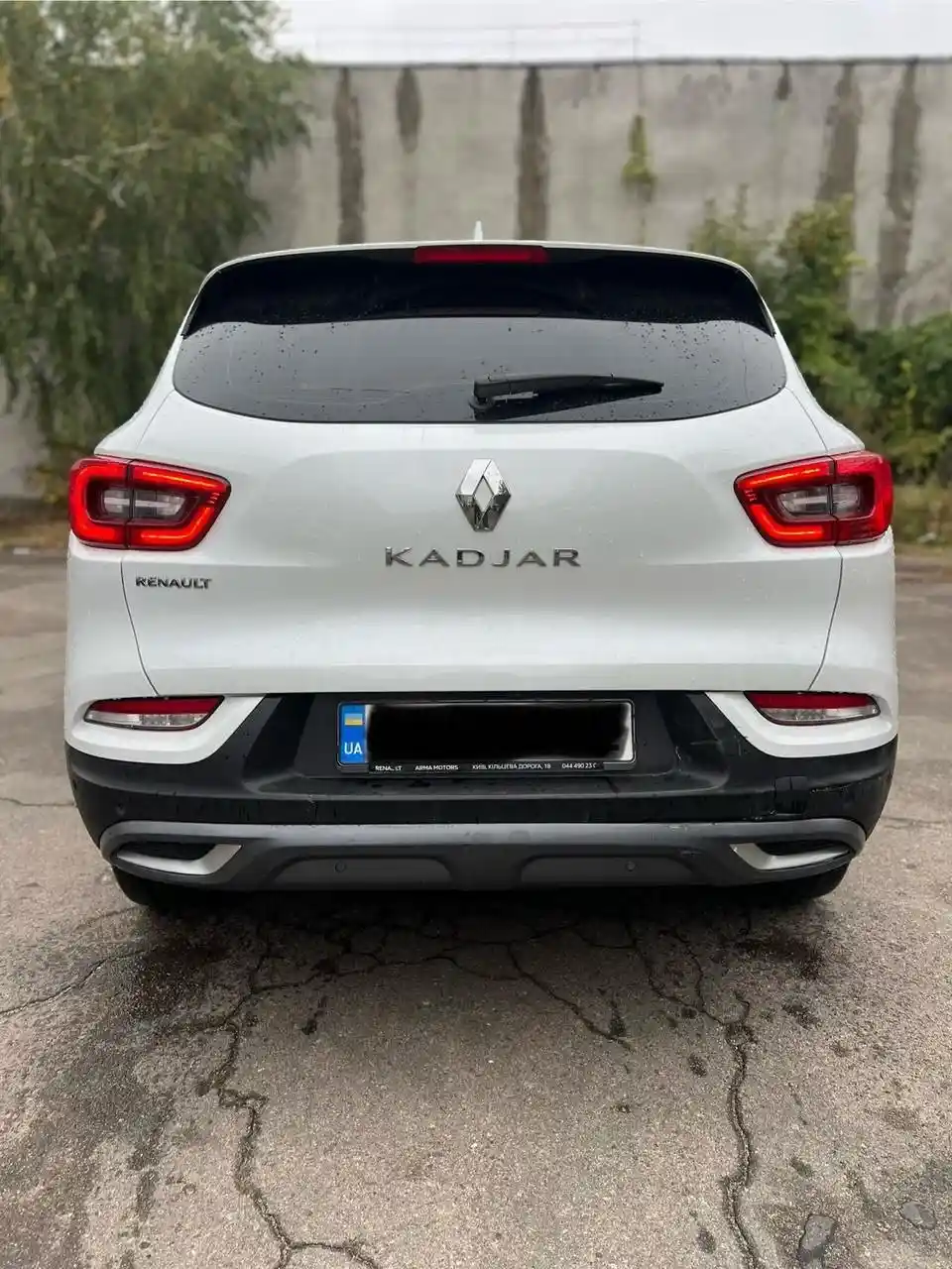 білий кросовер Renault Kadjar ззаду для трансферу Київ Рівне