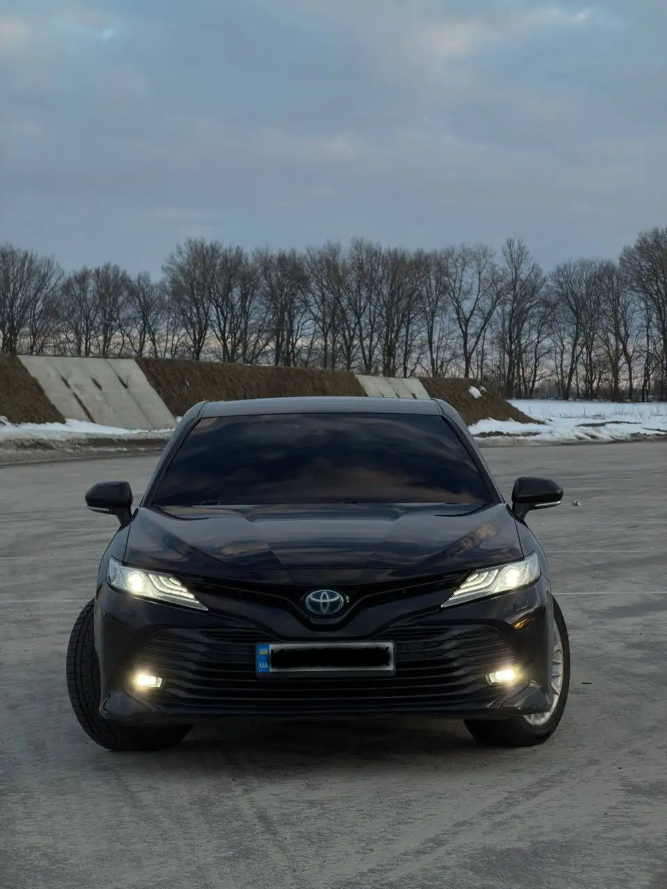 чорний седан Toyota Camry для трансферу Київ Жешув