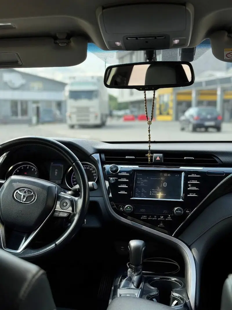 Салон Toyota Camry з місцем водія для трансферу Бориспіль Київ