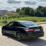 Седан Toyota Camry для поїздки з Борисполя до Києва, вид ззаду