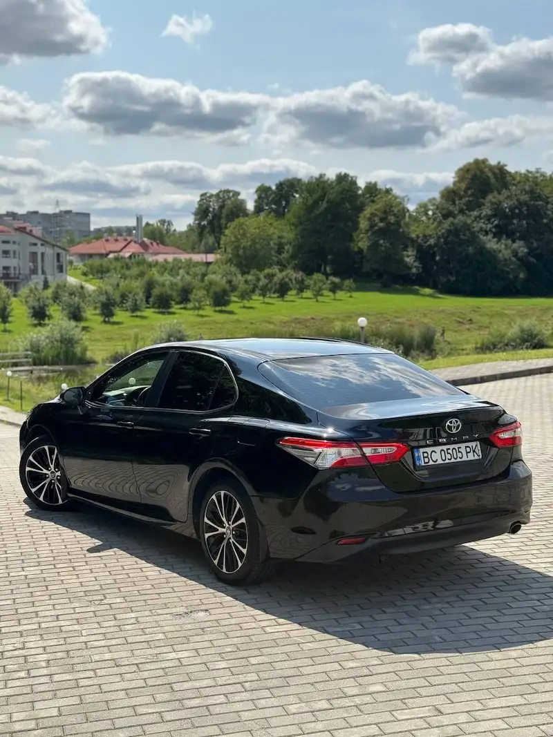 Седан Toyota Camry для поїздки з Борисполя до Києва, вид ззаду