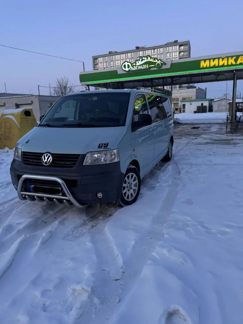 Мінівен для трансферу Івано-Франківськ Буковель вид спереду взимку