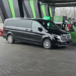 Чорний мінівен для трансферу Львів Вінниця на заправці під час зупинки