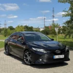 Чорний седан Toyota Camry для трансферу з Борисполя до Києва