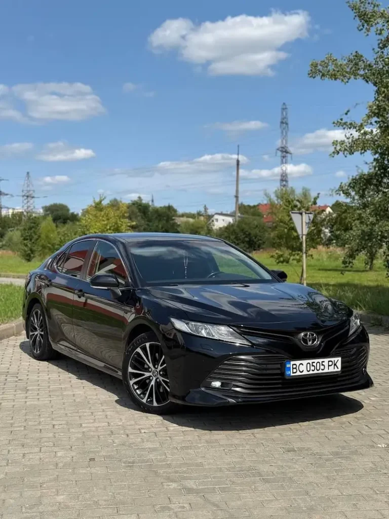 Чорний седан Toyota Camry для трансферу з Борисполя до Києва