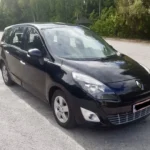Чорне авто комфорт-класу для трансферу Київ Чернівці на стоянці