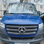 Мінівен Mercedes Sprinter для трансферу Львів Славське на подвір'ї