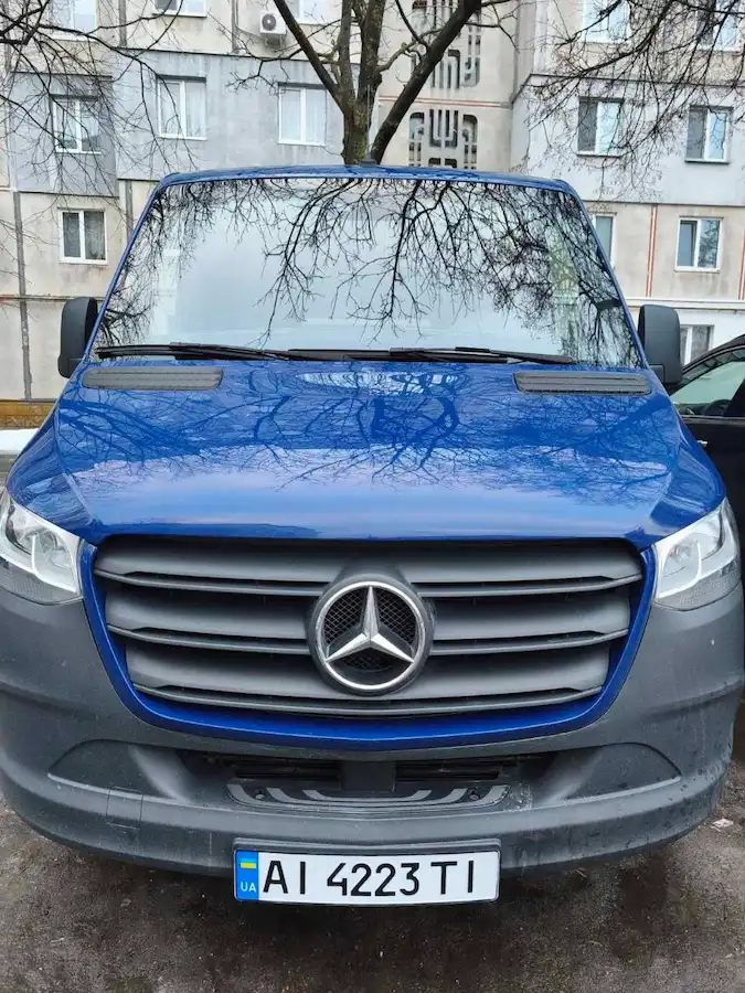 Мінівен Mercedes Sprinter для трансферу Львів Славське на подвір'ї